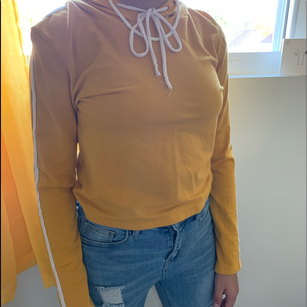 long sleeve, one stripe on the side crop top.